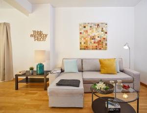 - un salon avec un canapé et une table dans l'établissement Casas Barulho Albufeira Marina, à Albufeira