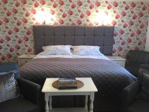 Un pat sau paturi într-o cameră la Ingledene Room Only