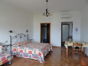 1 dormitorio con cama, mesa y escritorio en Cavadozza, en Ponza