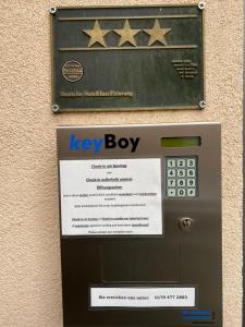 Une boîte à clés avec 4 étoiles dessus dans l'établissement CineHotel Maroni, à Zirndorf