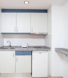 Kuchyňa alebo kuchynka v ubytovaní Apartamentos Mar y Playa