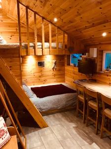 um quarto com um beliche e um bar numa cabina em le chalet de la ferme du tertre em Villers-au-Tertre