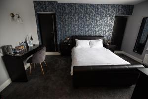 A bed or beds in a room at Hardwick Arms Hotel