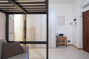 ein Wohnzimmer mit einem Sofa und einem Tisch in der Unterkunft PrimoPiano - Calvi in Mailand