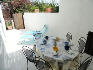 una mesa con un mantel azul y blanco estampado en Cavadozza, en Ponza