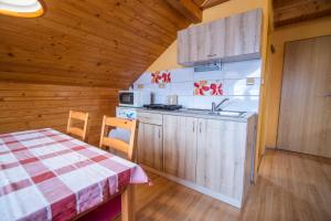- une cuisine avec une table et un évier dans la chambre dans l'établissement Penzion u Vichu, à Červená Voda