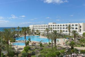 uma vista para o resort a partir da varanda em Nozha Beach Resort & Spa em Hammamet
