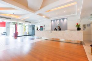 a lobby with a reception desk in a building at Pestana Curitiba in Curitiba