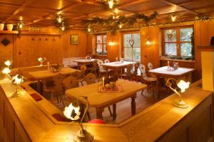 Landgasthof Zum Alten Reichenbach tesisinde bir restoran veya yemek mekanı