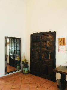Habitación con una gran puerta de madera y una ventana. en Hotel Casa Armonia, en Guadalajara
