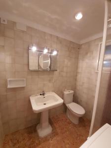 ロザスにあるCasa Els Grecsのバスルーム(洗面台、トイレ、鏡付)