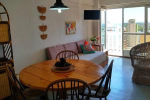 sala de estar con mesa de madera y sofá en Confortable 2 ambientes, excelente ubicación en Miramar