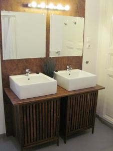 ein Badezimmer mit 2 Waschbecken und einem Spiegel in der Unterkunft Artist Guest House in Budapest