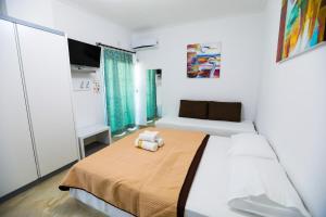 מיטה או מיטות בחדר ב-Vila Enxhi