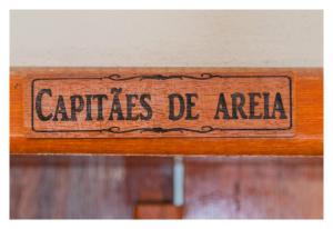 a wooden sign that reads caritas de arena at Pousada Cravo e Canela in Arraial d'Ajuda
