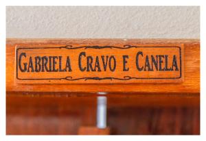 a sign that says calabria cravee and canada at Pousada Cravo e Canela in Arraial d'Ajuda
