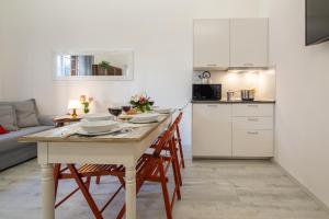 Kuchyňa alebo kuchynka v ubytovaní Central Station Apartment by Mmega + 9 fotografií