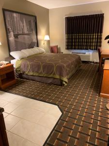 מיטה או מיטות בחדר ב-Super 8 by Wyndham Valparaiso