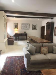 Foto dalla galleria di Farmhouse in a working winery with vineyard views a Marigny-Brizay