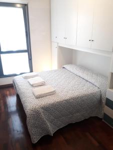 - une chambre avec un lit et 2 serviettes dans l'établissement Le Torri Apartments, à Pérouse
