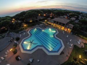 Bazén v ubytovaní Happy Sea Home Monolocale Angolo Cottura 4 pax alebo v jeho blízkosti