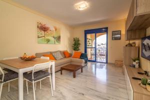 TV a/nebo společenská místnost v ubytování VB Albatros - 2BR Apartment Close to the sea