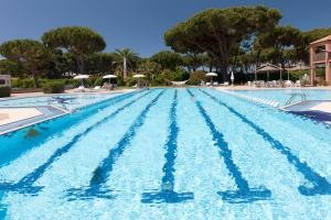 Bazén v ubytovaní Happy Sea Home Monolocale Angolo Cottura 4 pax alebo v jeho blízkosti