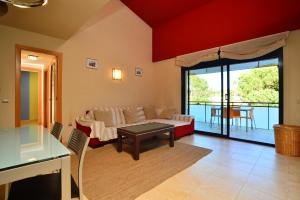 uma sala de estar com um sofá e uma mesa em BL-1 CALELLA DE PALAFRUGELL 6 PAX em Calella de Palafrugell