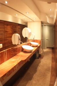 een badkamer met 2 wastafels en 2 spiegels bij Flat 4 Estrelas Jardins in Sao Paulo