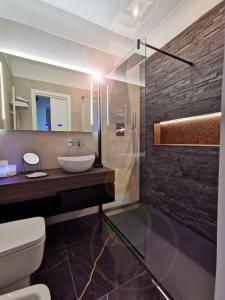 un bagno con lavandino e doccia in vetro di Vomero Guest House a Napoli