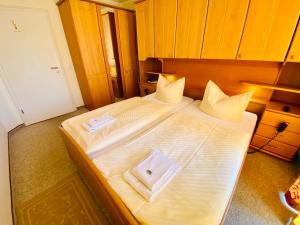 ein Schlafzimmer mit einem großen Bett mit einem Buch darauf in der Unterkunft Residenz Bleichröder - Ferienwohnung 17 in Heringsdorf