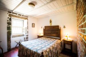 sypialnia z łóżkiem i oknem w obiekcie Casa do Tamanqueiro w mieście Ponte de Lima