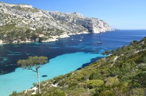 a view of a bay with boats in the water at Villa T3 Jacuzzi 10' Plage Cassis - Rando Garlaban in Carnoux
