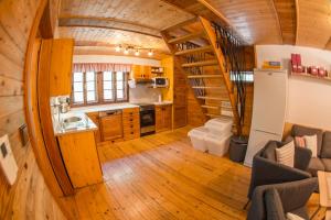 una cucina e un soggiorno in una casetta minuscola di Elsa Chalupa a Kunvald
