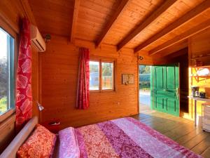 1 dormitorio con 1 cama en una habitación de madera en Olive Grove, en Anavyssos