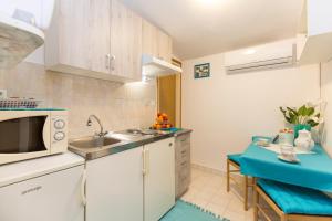 Kuchyň nebo kuchyňský kout v ubytování Studio apartman Branka