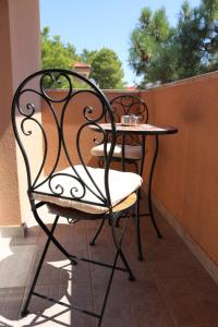 einen schmiedeeisernen Tisch und Stühle auf einer Terrasse in der Unterkunft Apartment Matic in Vrsi