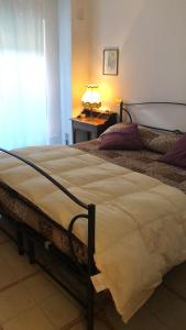 ein großes Bett in einem Schlafzimmer mit einem Tisch in der Unterkunft Il Riccio, Valle Roveto Country House in Roccavivi