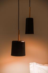 - deux lampes noires suspendues au-dessus d'un lit dans l'établissement Pousada Corveta, à Fernando de Noronha