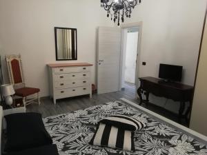 a living room with a piano and a bed and a mirror at Casa Bumbunin, vicino al centro e al Politecnico in Turin