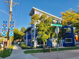 um sinal de rua em frente a um edifício azul em SLC Hostel em Salt Lake City
