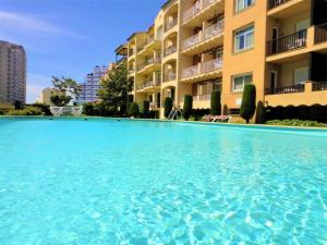 Bazén v ubytovaní Mirablau F 1 1 Empuriabrava Gran Reserva - Immo Barneda alebo v jeho blízkosti