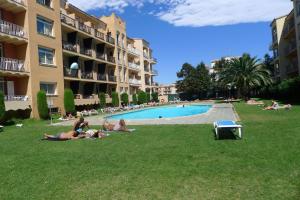 Bazén v ubytovaní Mirablau F 1 1 Empuriabrava Gran Reserva - Immo Barneda alebo v jeho blízkosti