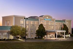 a rendering of the exterior of a hotel at Baymont by Wyndham Ft. Leonard/Saint Robert in Saint Robert
