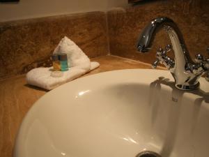 ein Waschbecken im Bad mit einem Handtuch in der Unterkunft Résidence Hôtelière Le Diamant Vert in Fès