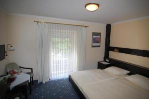 Posteľ alebo postele v izbe v ubytovaní Hotel Goldener Hirsch