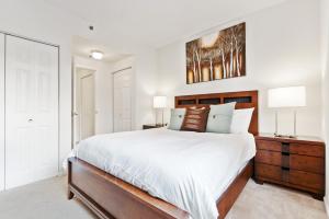 Кровать или кровати в номере Global Luxury Suites at Hoboken Waterfront +24 фотографии
