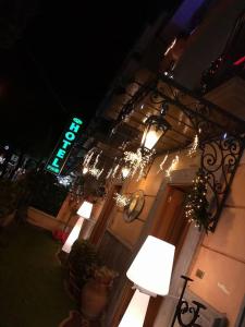 un bar avec des lumières sur le côté du bâtiment dans l'établissement Hotel Lento, à Melito di Napoli