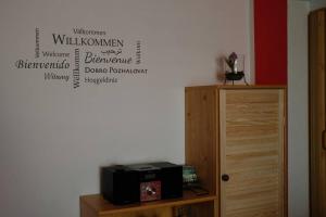 une chambre dotée d'un mur avec des mots écrits sur celui-ci dans l'établissement Ferienwohnung Vicus - am Fuße des Schaumberges, à Tholey