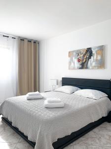 sypialnia z łóżkiem z dwoma ręcznikami w obiekcie Apartment El Dorado, Las Americas w Aronie